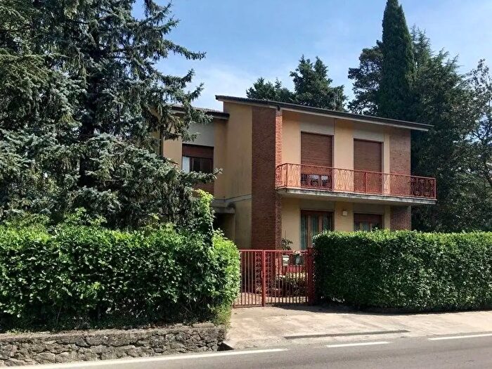 Casa con 8 locali in vendita in Villafranca In Lunigiana