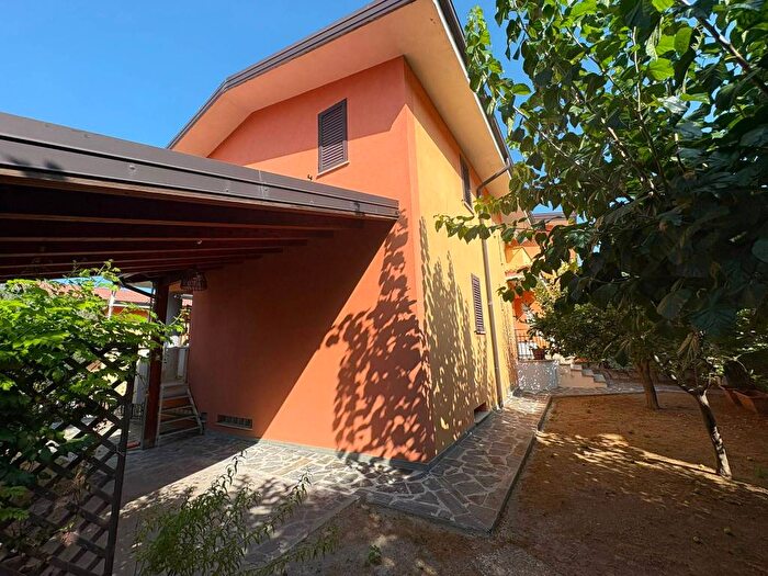 Casa con 6 locali in affitto in Via Alessandro il Molosso, Tivolille Pasquali Merenzata, Mendicino
