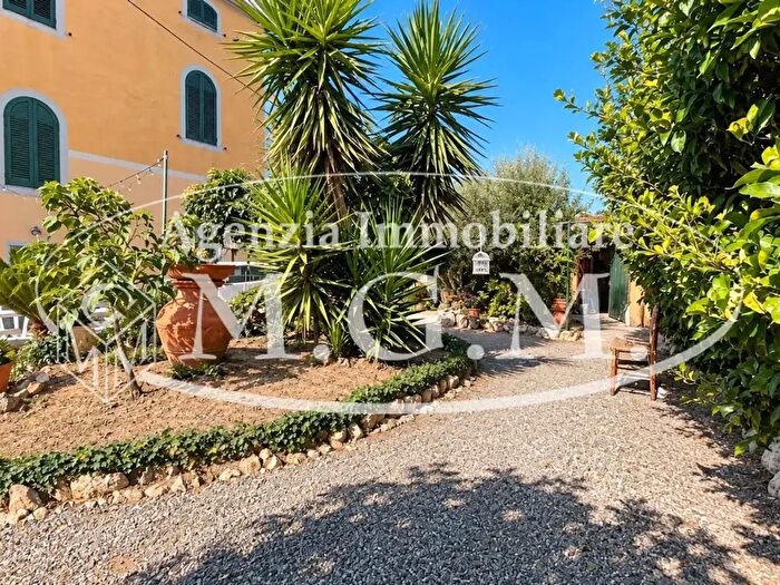 Casa con 14 locali in vendita in Cascina