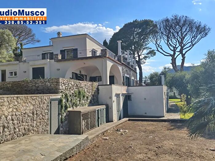 Casa con 11 locali in vendita in Via Tiberio, Capri