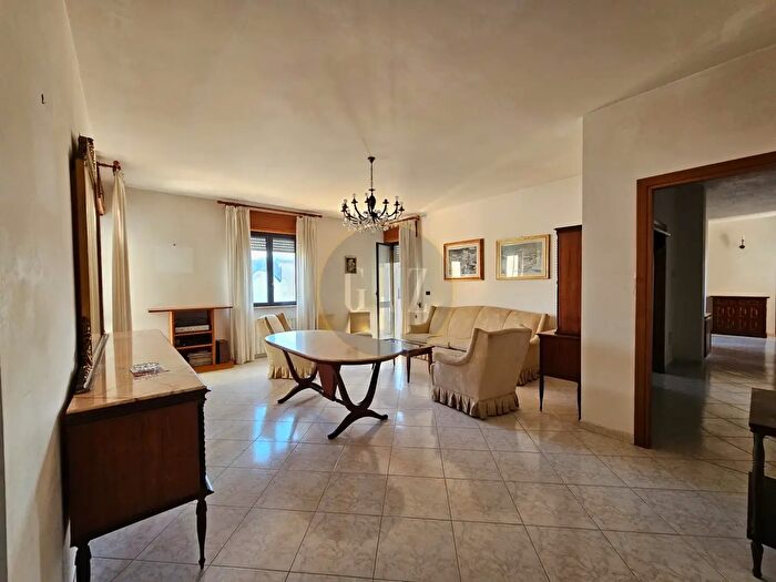 Appartamento con 6 locali in vendita in Via Edmondo De Amicis, Calimera