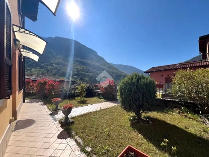 Appartamento trilocale in vendita in Via San Rocco, Caino