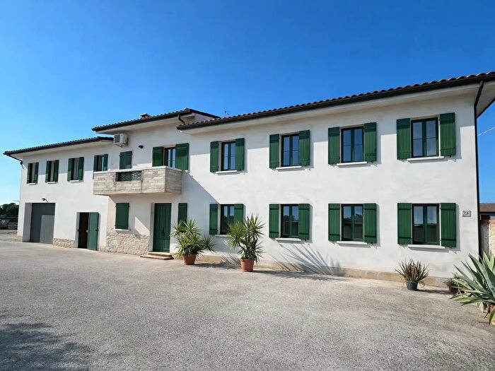 Casa con 7 locali in vendita in Via Livello, Legnago