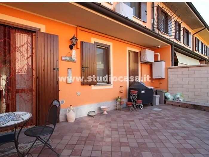 Casa quadrilocale in vendita in Via Sturzo, Vailate