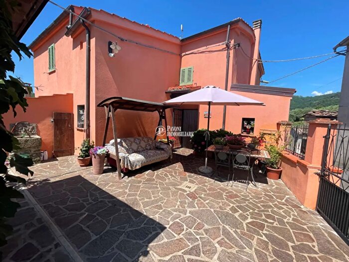 Casa con 9 locali in vendita in Via di Lupicciano, Pistoia