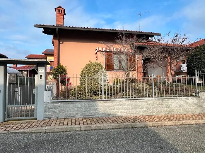 Casa con 6 locali in vendita in Via Giuseppe Verdi, San Francesco Al Campo