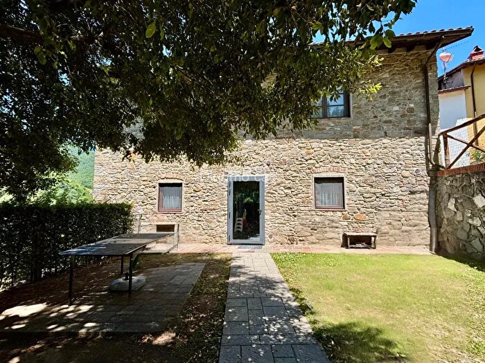 Casa con 6 locali in vendita in Via di Poggiole, Vernio