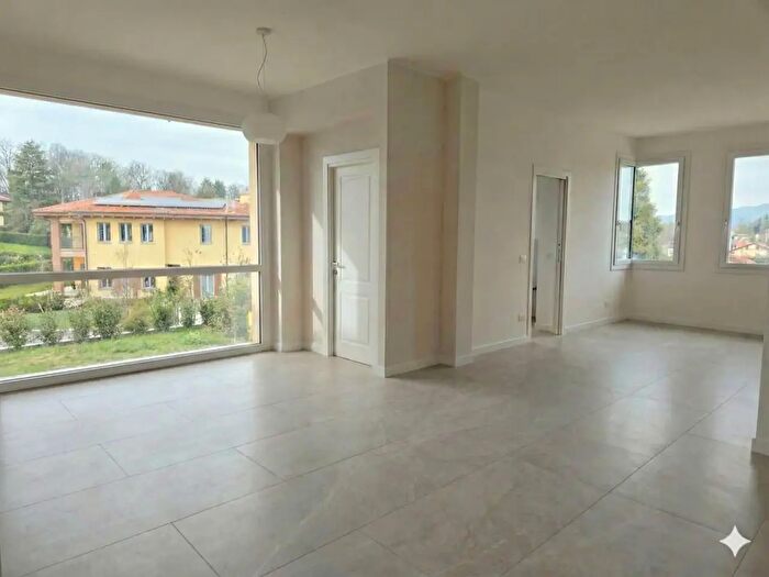 Casa quadrilocale in vendita in Cantello