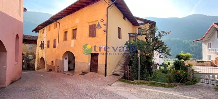 Casa con 8 locali in vendita in Caldes