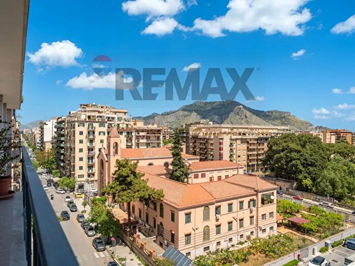 Appartamento con 5 locali in affitto in Via Terrasanta, Palermo