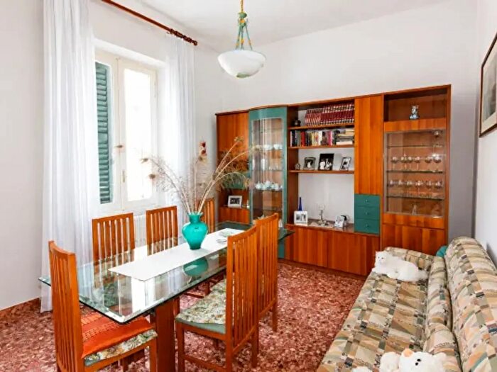 Casa con 6 locali in vendita in Jesi