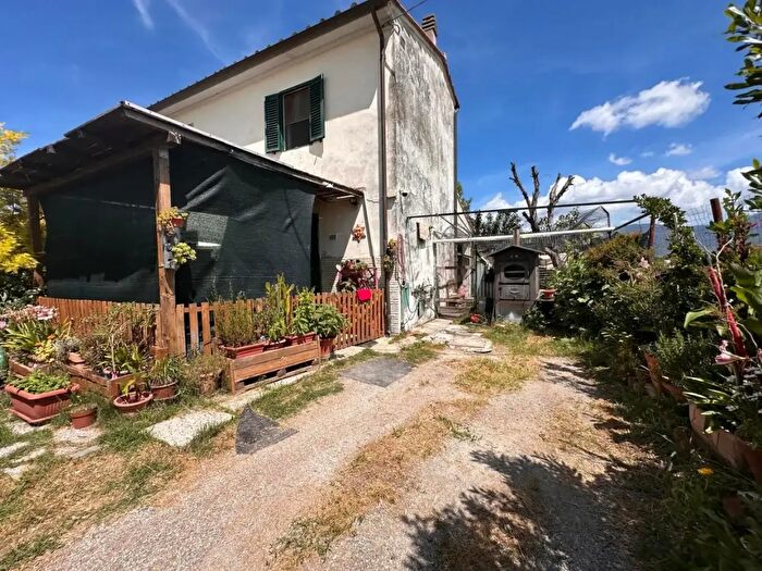 Casa con 5 locali in vendita in Cascina
