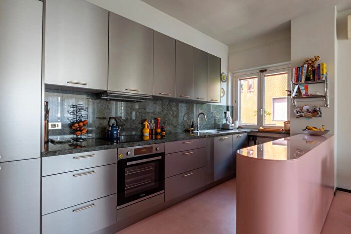 Appartamento quadrilocale in vendita in Viale Giovanni Migliara, Milano