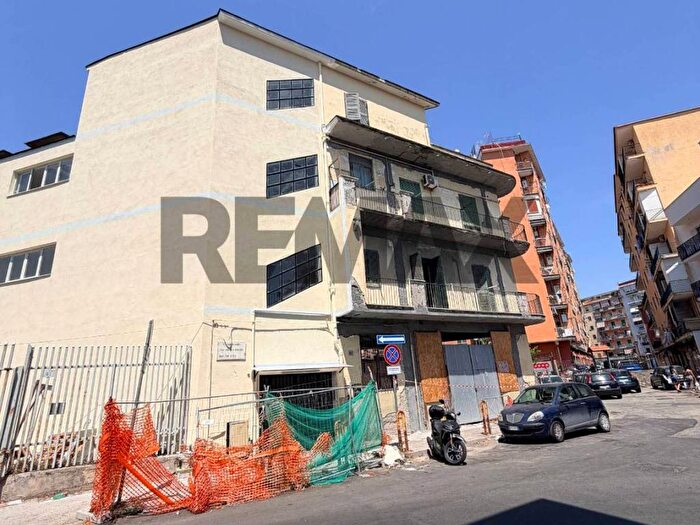 Appartamento trilocale in affitto in Via della Caserma di Cavalleria, Fuorigrotta, Napoli