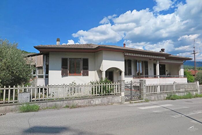 Casa con 7 locali in vendita in Pontremoli