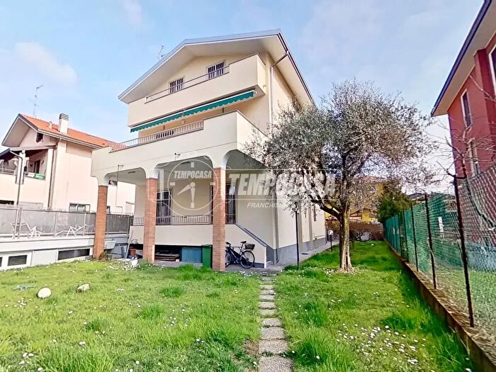 Appartamento con 5 locali in vendita in Via Fratelli Cervi, Brugherio