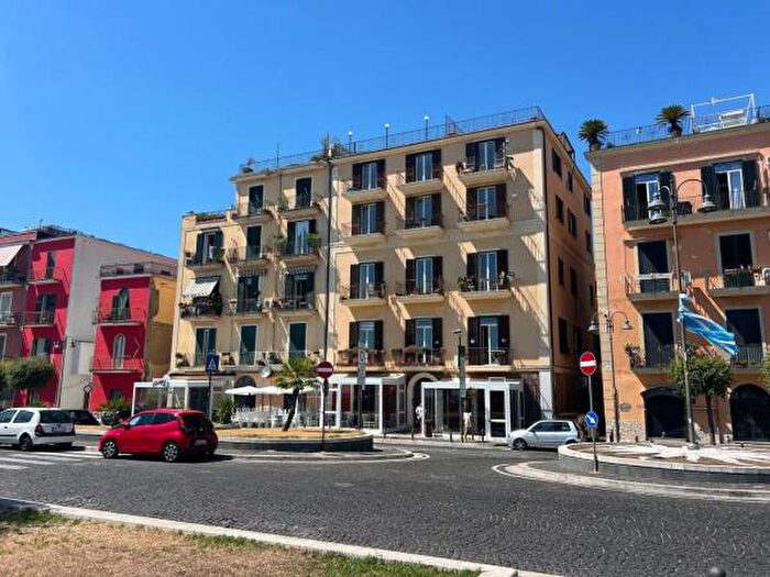 Appartamento trilocale in vendita in Corso Umberto I, Pozzuoli