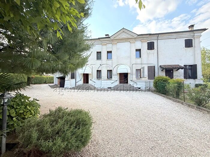 Appartamento con 5 locali in vendita in Via IV Novembre, Grisignano Di Zocco
