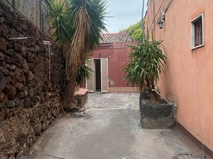 Casa con 6 locali in vendita in Via San Giovanni Battista, Catania