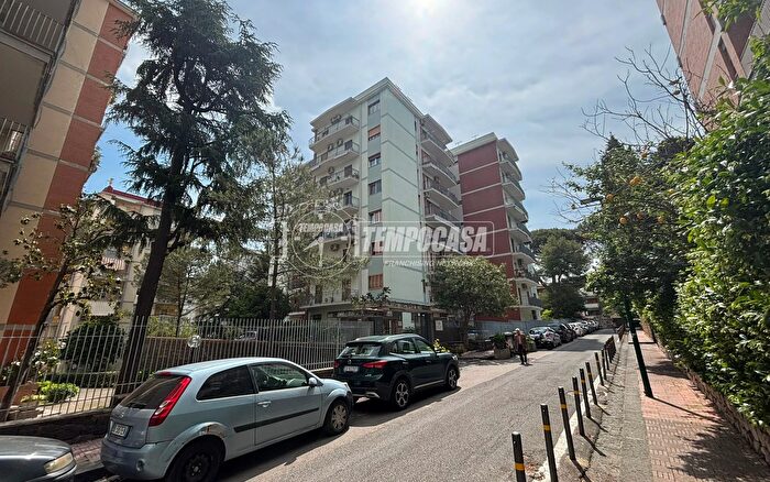 Appartamento con 6 locali in vendita in Viale degli Oleandri, Napoli