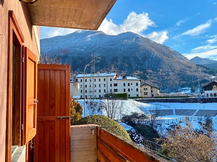 Appartamento trilocale in vendita in Via alle Scuole, Esino Lario