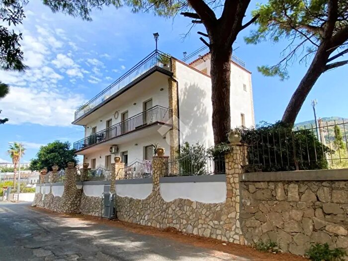 Appartamento bilocale in vendita in Via dei Messeni, Paola
