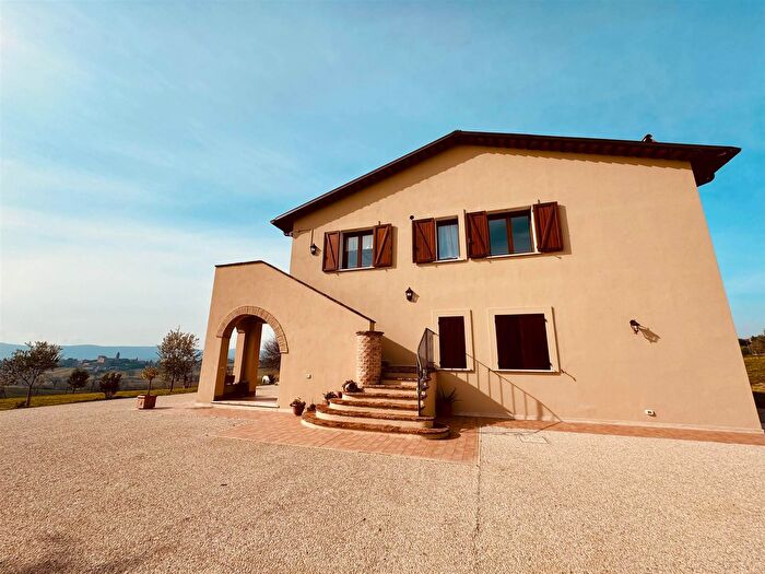Casa con 12 locali in vendita in Montecastrilli