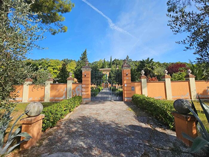 Casa con 15 locali in vendita in San Severino Marche