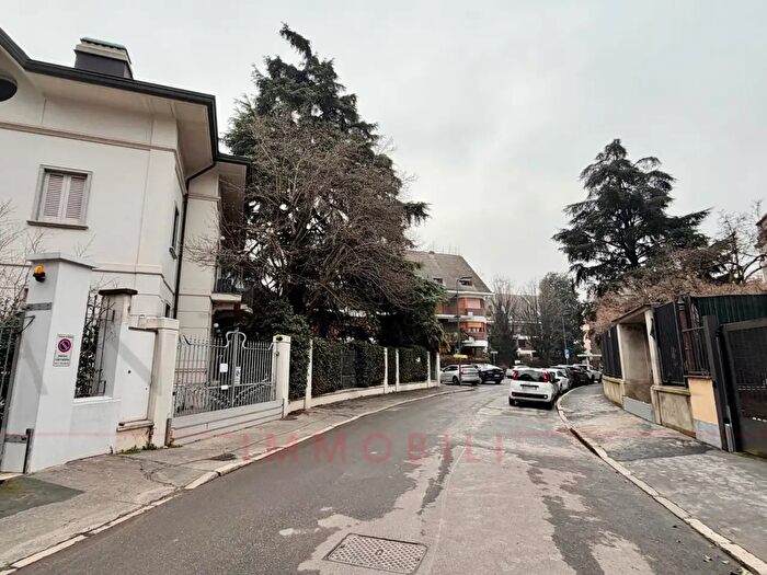 Appartamento trilocale in affitto in Via Eugenio Torelli Viollier, Milano