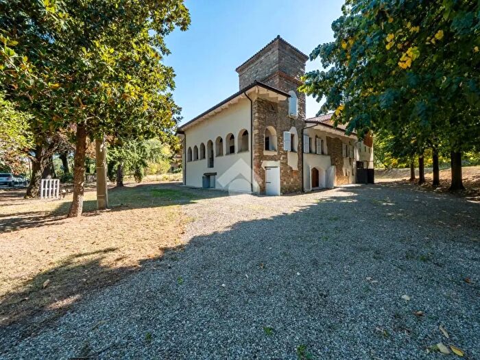 Casa con 10 locali in vendita in Via San Michele, Sassuolo