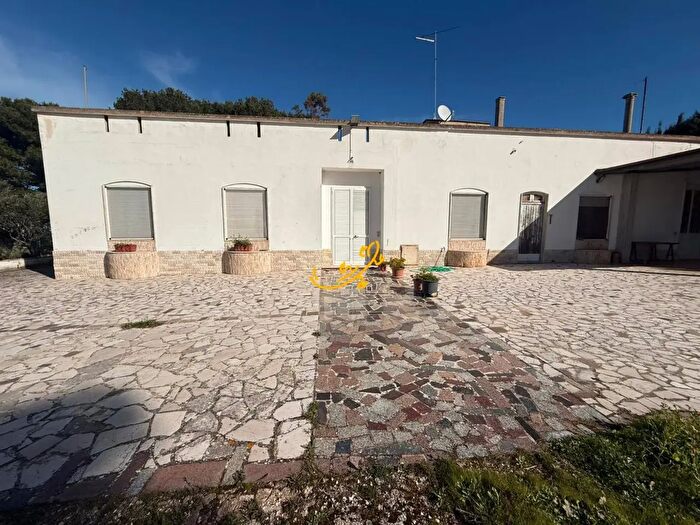 Casa con 15 locali in vendita in Strada Comunale del Rosario, Putignano