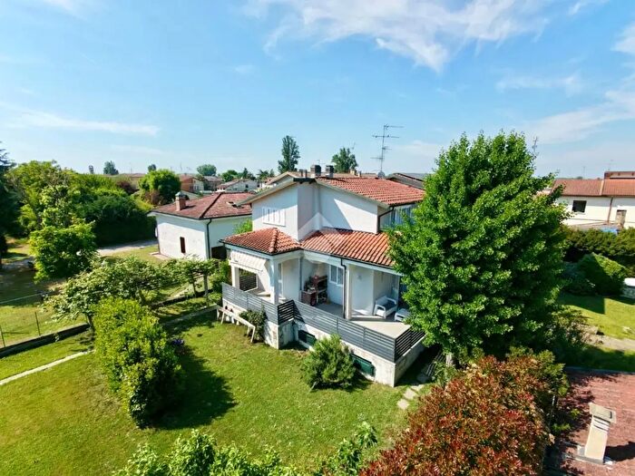 Casa con 6 locali in vendita in Via Leonardo da Vinci, Reggiolo