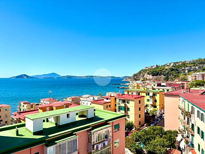 Appartamento trilocale in vendita in Via Eurialo, Napoli