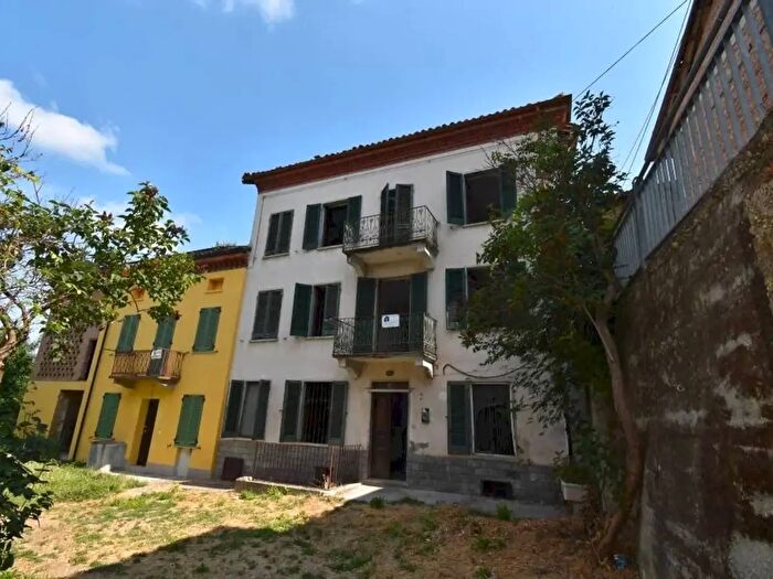 Casa con 8 locali in vendita in Via Giuseppe Mazzini, Montaldo Scarampi