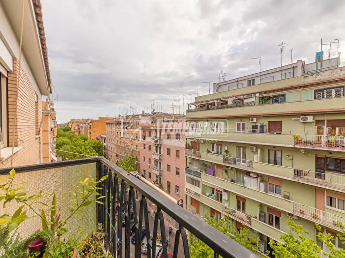 Appartamento trilocale in vendita in Via della Marranella C, Roma