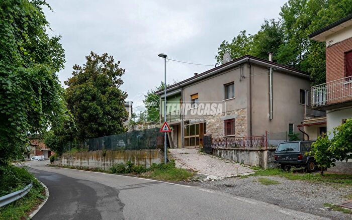 Casa con 5 locali in vendita in Baiso