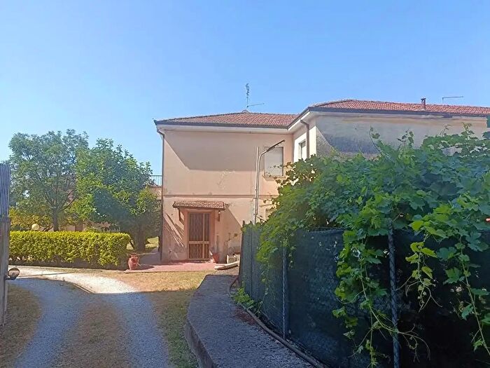 Casa con 11 locali in vendita in Carrara