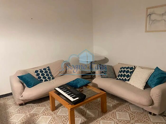 Casa con 6 locali in vendita in Luni