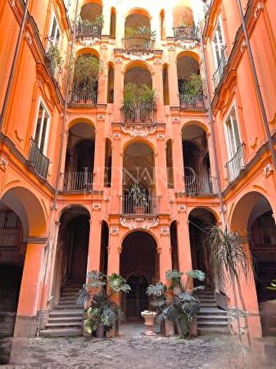 Appartamento con 5 locali in vendita in Via San Liborio, Napoli