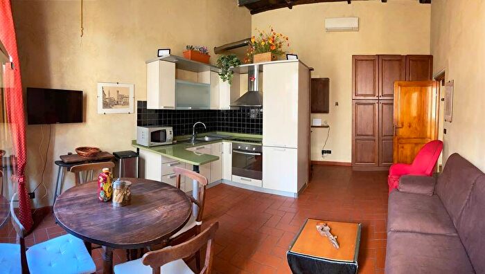 Appartamento trilocale in affitto in Via di Santa Lucia, Borgo Ognissanti Il Prato, Firenze