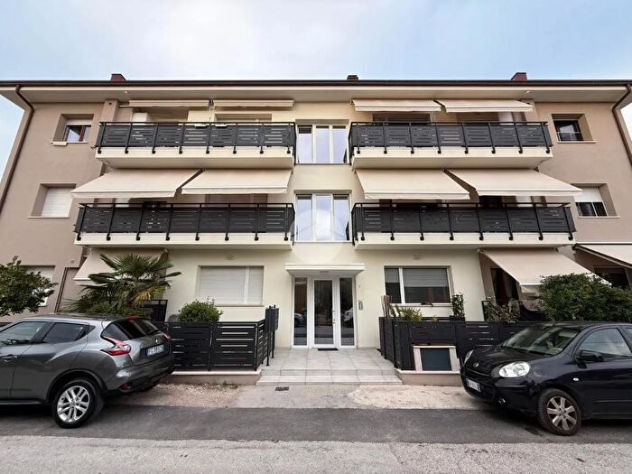 Appartamento trilocale in vendita in Via Francesco Petrarca, Fano