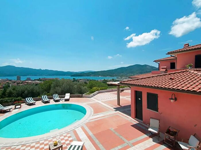 Casa con 6 locali in vendita in Via Consumella, Portoferraio