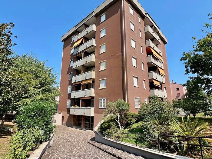 Appartamento trilocale in affitto in Via Verga, Monza