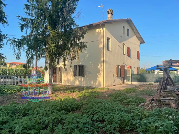 Casa quadrilocale in vendita in Via Gallerani, Cento