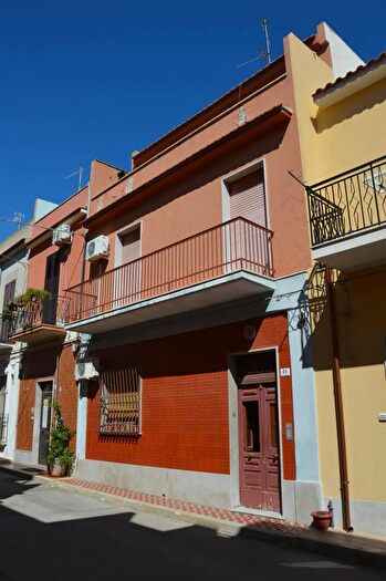 Casa con 6 locali in vendita in Via Locatelli Avola, Avola