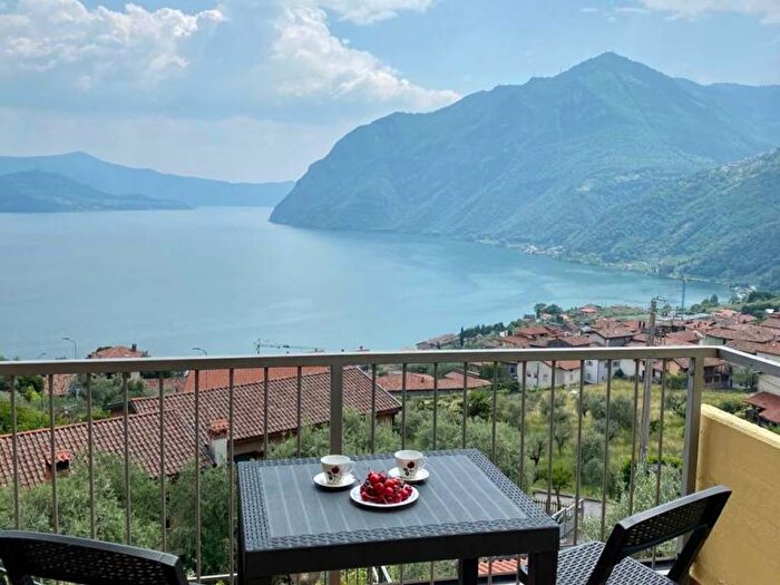 Appartamento trilocale in affitto in Via Vella, Centro, Riva di Solto