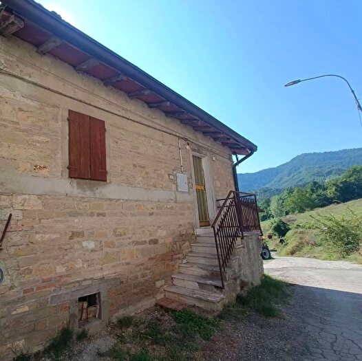 Casa quadrilocale in vendita in Vetto