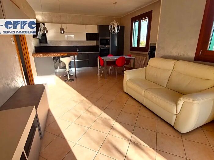 Appartamento trilocale in affitto in Via Luigi Einaudi, Pianezze