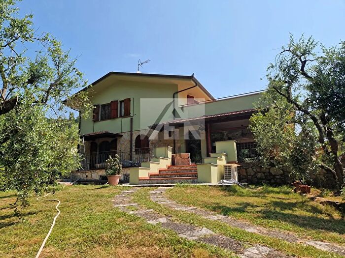 Casa con 10 locali in vendita in Via Vecchia I, Lucca