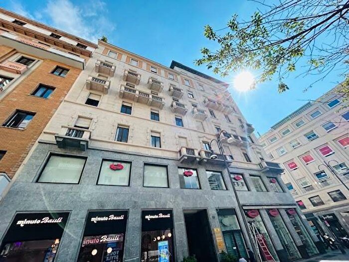 Appartamento con 5 locali in affitto in Piazza Santa Maria Beltrade, Duomo, Milano